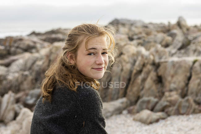 Adolescente explorando rocky cast de De Kelders, Sudáfrica - foto de stock