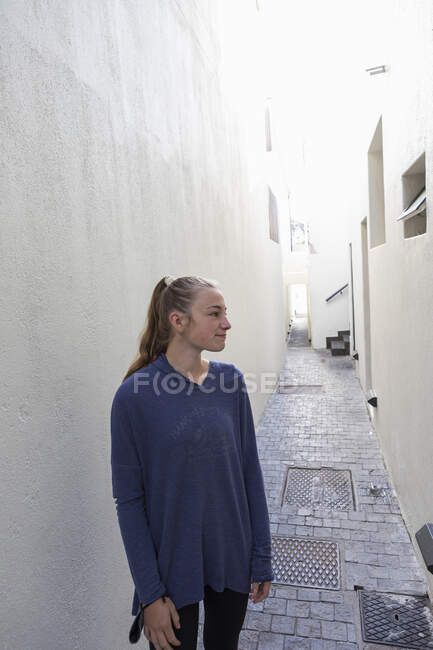 Retrato de uma adolescente em um beco estreito na cidade velha da Cidade do Cabo. — Fotografia de Stock