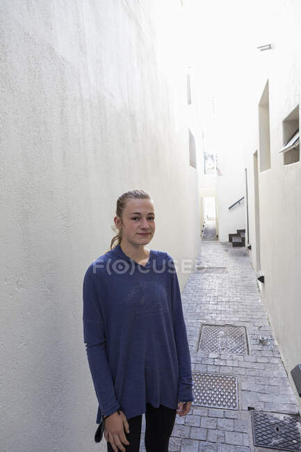 Retrato de uma adolescente em um beco estreito na cidade velha da Cidade do Cabo. — Fotografia de Stock