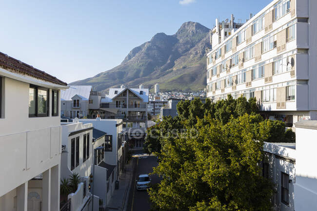 Blick auf den Tafelberg aus einem Hotelfenster in Kapstadt — Stockfoto