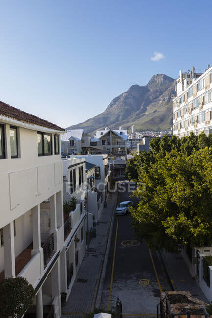 View of  city rooftops and a quiet street, andTable Mountain from a hotel window — Stock Photo