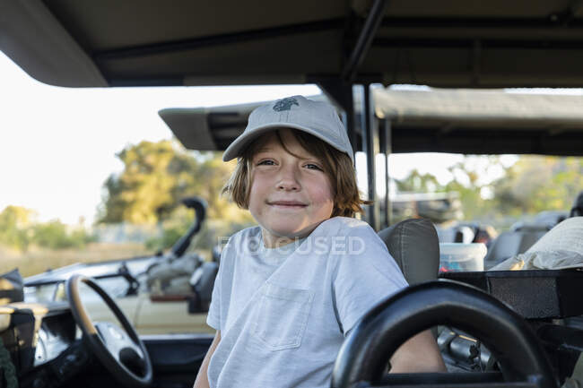 Young boy in safari vehicle, Okavango Delta, Botswana — Stock Photo