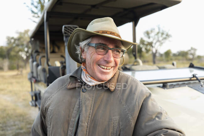Guía de safari sonriente, Delta del Okavango, Botsuana - foto de stock