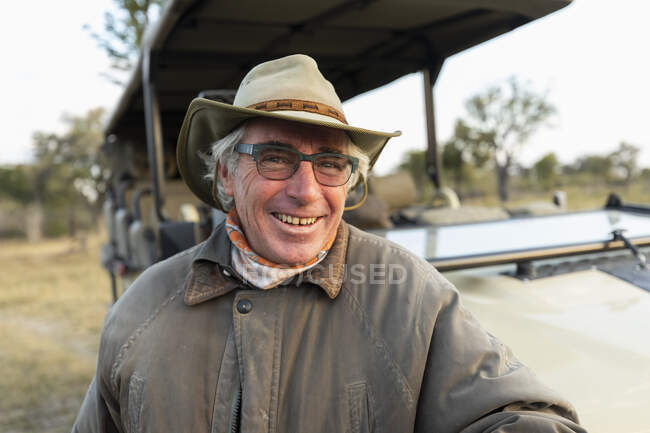 Lächelnder Safariführer, Okavango Delta, Botswana — Stockfoto