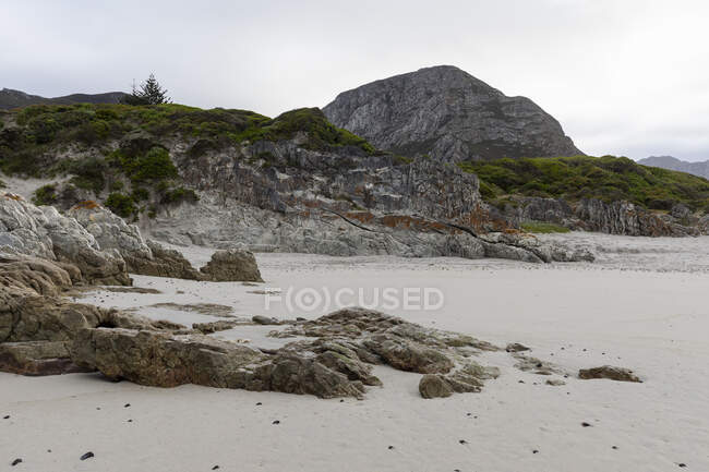 Огненные скалы и береговая линия атлантического побережья у пляжа Гротто, широкого пляжа возле Хермануса. — стоковое фото