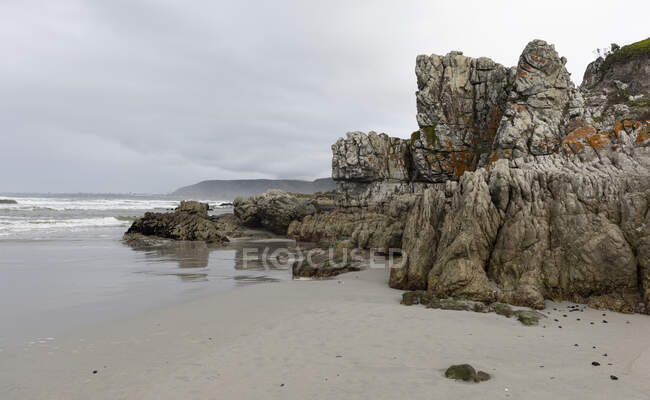 Les rochers déchiquetés et le littoral de la côte atlantique à Grotto Beach, une large plage près d'Hermanus. — Photo de stock