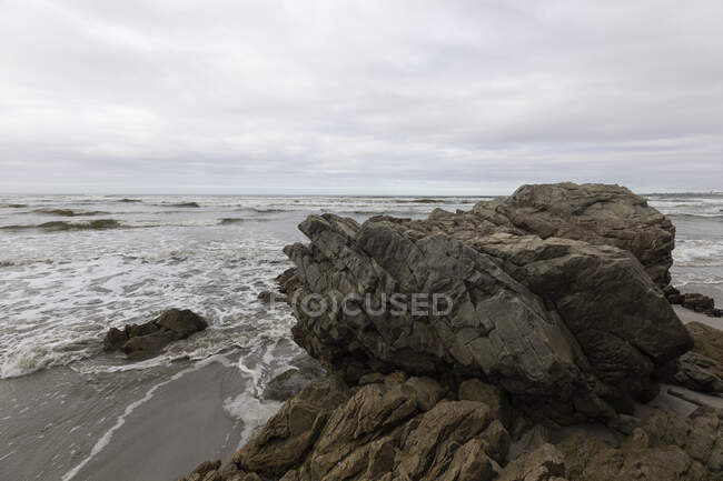 As rochas irregulares e o litoral da costa atlântica em Grotto Beach, uma praia larga perto de Hermanus. — Fotografia de Stock