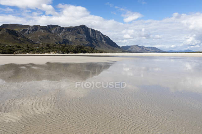 Широкий открытый песчаный пляж и вид на побережье Атлантического океана. — стоковое фото