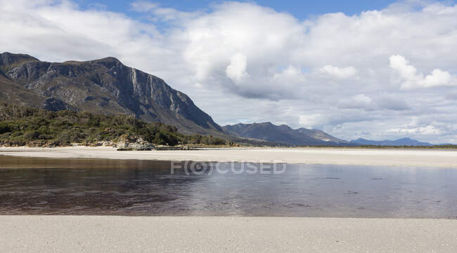Una amplia playa de arena abierta y vista a lo largo de la costa del océano Atlántico. - foto de stock