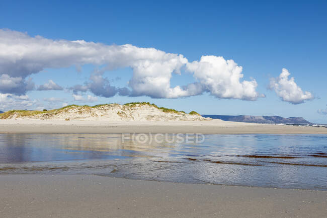 Una amplia playa de arena abierta y vista a lo largo de la costa del océano Atlántico. - foto de stock
