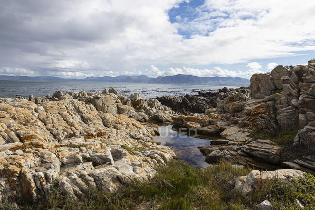 Costa frastagliata rocciosa, piscina rocciosa e vista sull'oceano — Foto stock