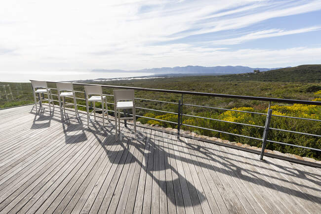 Una terraza con vistas a un verde arbusto fynbos paisaje - foto de stock