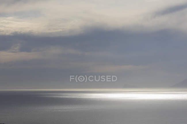 Sole che riflette la superficie dell'acqua di un oceano. — Foto stock