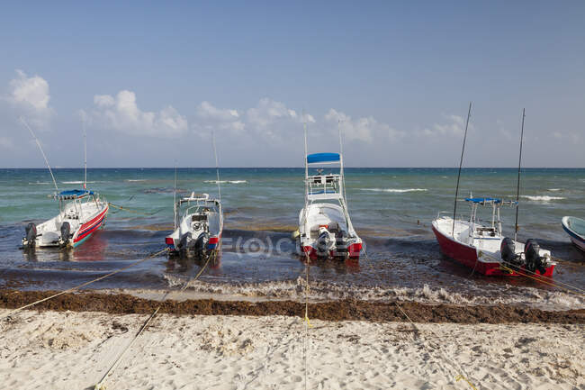 Bateaux de pêche ancrés sur la plage — Photo de stock