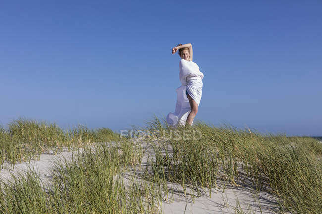 Teenage girl wrapped in white, Grotto Beach, Hermanus, Western Cape, South Africa. — Foto stock