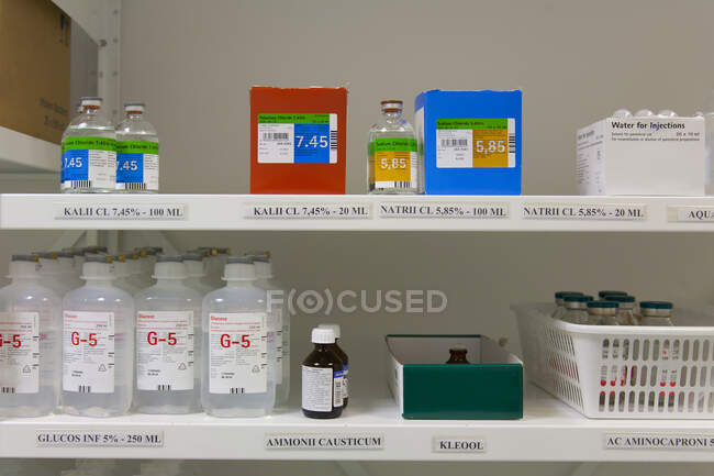 Installations modernes de stockage hospitalier, étagères de produits pour le traitement et les procédures hospitalières. — Photo de stock
