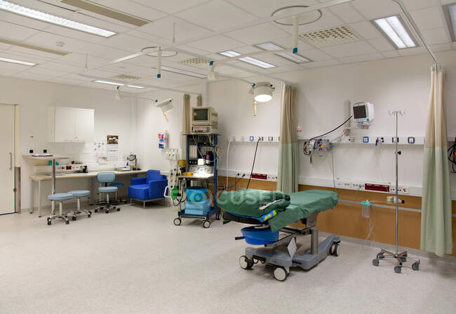 Facilidades para pacientes en un hospital moderno, camas y bahías para pacientes, equipos electrónicos y cortinas - foto de stock