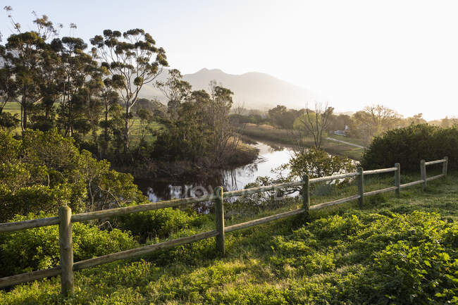 Wandel Pad walking trail along a river bank near Stanford — Stockfoto