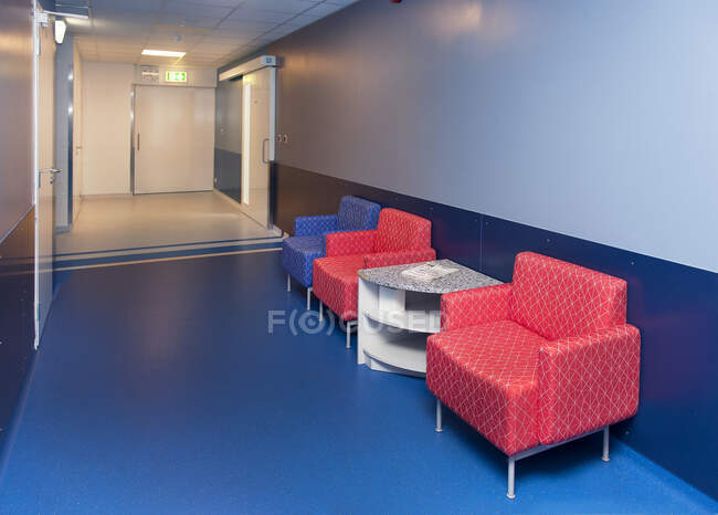 Corredor e áreas de espera de um hospital moderno com assentos — Fotografia de Stock