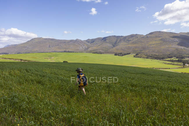 Young boy walking, Stanford Valley Guest Farm, Stanford, Western Cape, South Africa. — Stockfoto