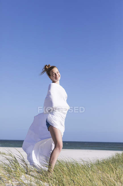 Adolescente envolto em branco, Grotto Beach, Hermanus, Western Cape, África do Sul. — Fotografia de Stock