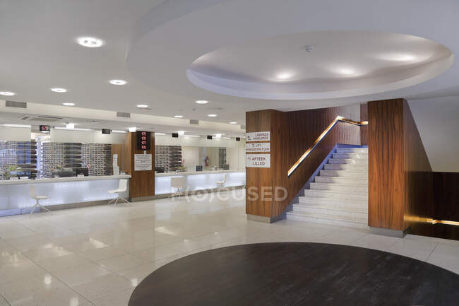 Wartebereich und Rezeption in einem modernen Krankenhaus mit Schildern und elektronischer Anzeige — Stockfoto
