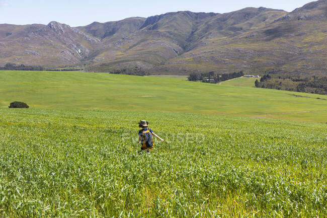 Young boy walking, Stanford Valley Guest Farm, Stanford, Western Cape, Afrique du Sud. — Photo de stock