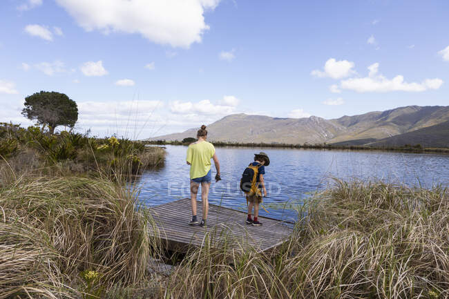 Teenage girl and younger brother exploring pond, Stanford Valley Guest Farm, Stanford, Western Cape, South Africa. — Foto stock