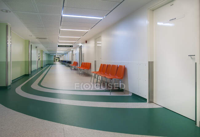 Коридор и зоны ожидания современной больницы с креслами — стоковое фото