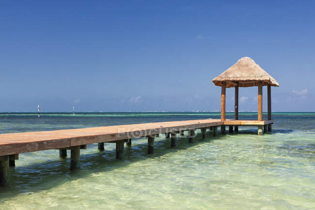 Pier over turquoise blue water on the beach — Stockfoto