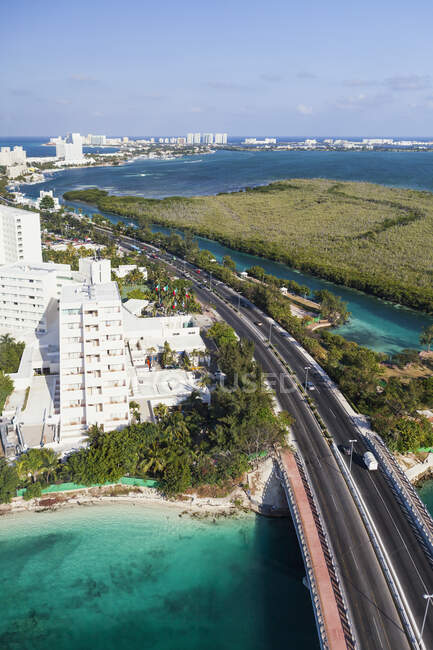 Aerial view over the hotel zone at Cancun, highway and high rise buildings, coastline. — Foto stock