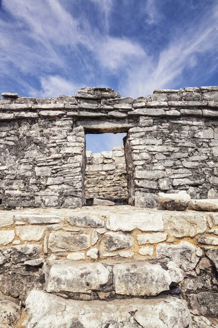 Stone steps and doorway in the archaeological site and Mayan ruins of Tulum — Foto stock