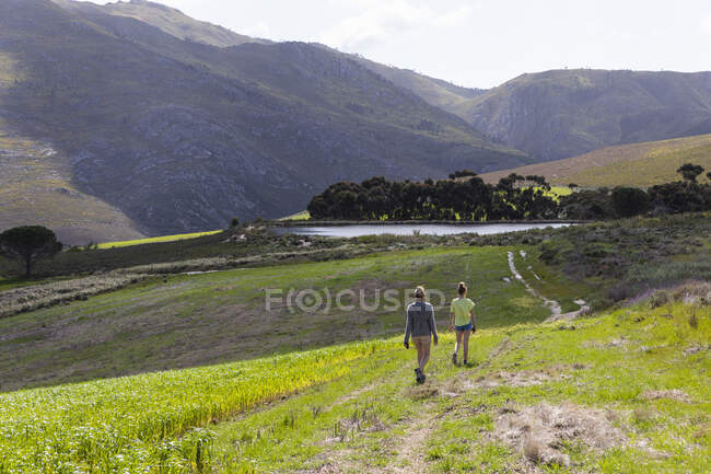 Teenagermädchen und Mutter wandern, Stanford Valley Guest Farm, Stanford, Western Cape, Südafrika. — Stockfoto