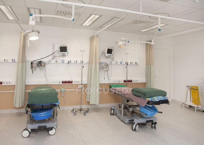 Лица пациентов в современной больнице, кровати и больничные палаты, электронное оборудование и занавески — стоковое фото