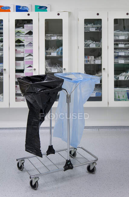 Almacenamiento de quirófano y bolsas de residuos - foto de stock