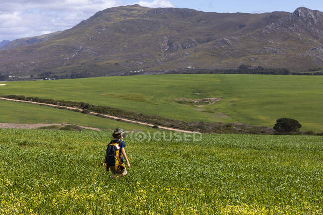 Junge zu Fuß, Stanford Valley Guest Farm, Stanford, Western Cape, Südafrika. — Stockfoto