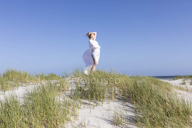 Teenage girl wrapped in white, Grotto Beach, Hermanus, Western Cape, South Africa. — Stockfoto