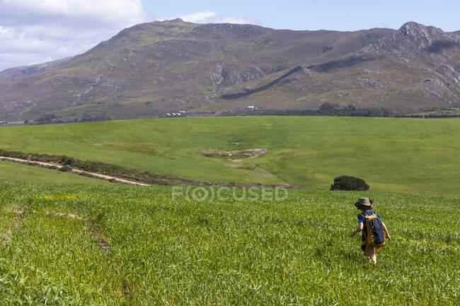Мальчик ходит, Стэнфорд Вэлли Гостевая ферма, Стэнфорд, Западная Мыса, Южная Африка. — стоковое фото