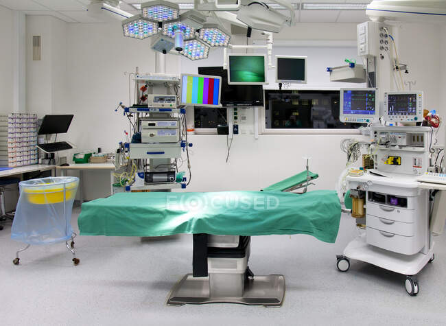 Modern well equipped operating theatre in a new hospital. — Stock Photo