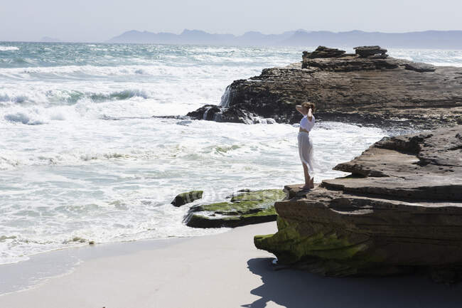 Teenage girl exploring Walker Bay Nature Reserve, Western Cape, South Africa. — Stock Photo