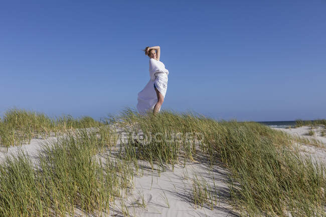 Adolescente avvolta nel bianco, Grotto Beach, Hermanus, Western Cape, Sud Africa. — Foto stock