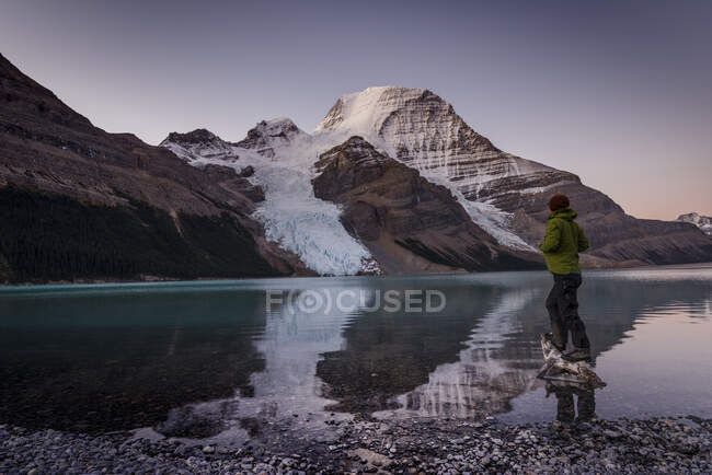 Homem olhando para o Monte Robson acima do lago Berg ao amanhecer. — Fotografia de Stock