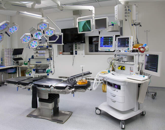 Modern well equipped operating theatre in a new hospital. — Foto stock