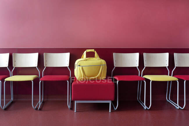 Corridor and waiting areas of a modern hospital with seating Yellow bag. — Foto stock