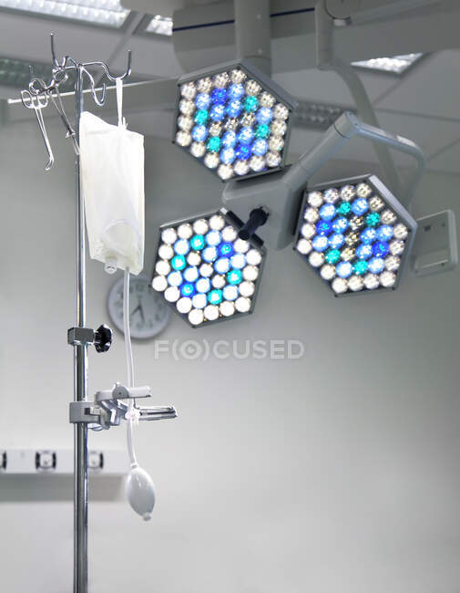 Equipamento de iluminação e luzes sobre a mesa em uma sala de operações. — Fotografia de Stock
