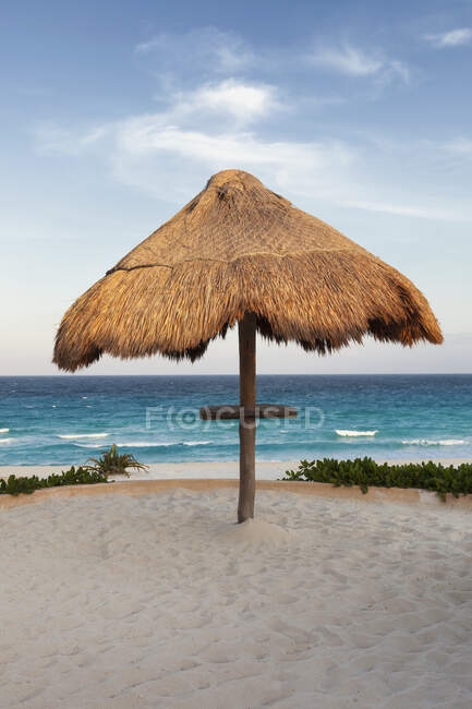 Palapa ombre de chaume sur la plage. — Photo de stock