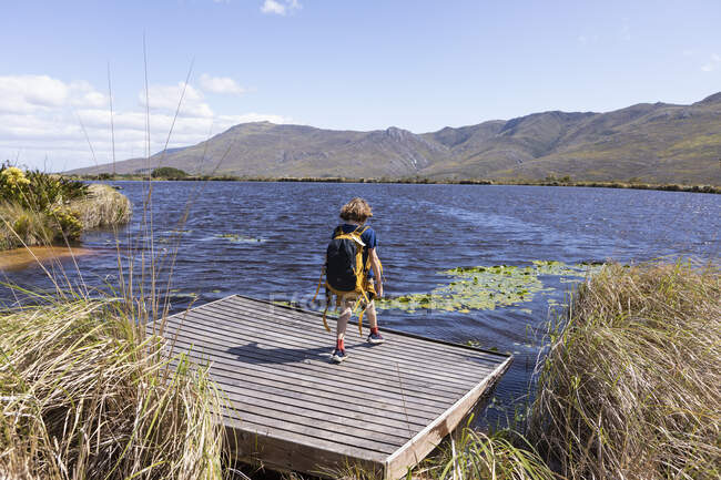 Junge beim Bootsstart, Stanford Valley Guest Farm, Stanford, Western Cape, Südafrika. — Stockfoto