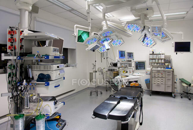Moderna sala de operações bem equipada em um novo hospital. — Fotografia de Stock