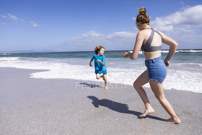 Children playing in surf, Grotto Beach, Hermanus, Western Cape, South Africa. — Foto stock