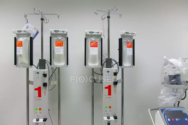 Infusers on drip stands in a modern hospital — Stockfoto